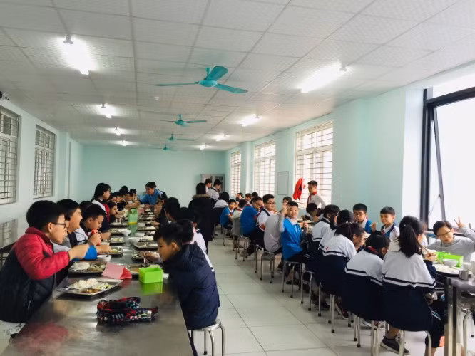 Bữa ăn bán trú tại Trường THCS Đức Thắng.