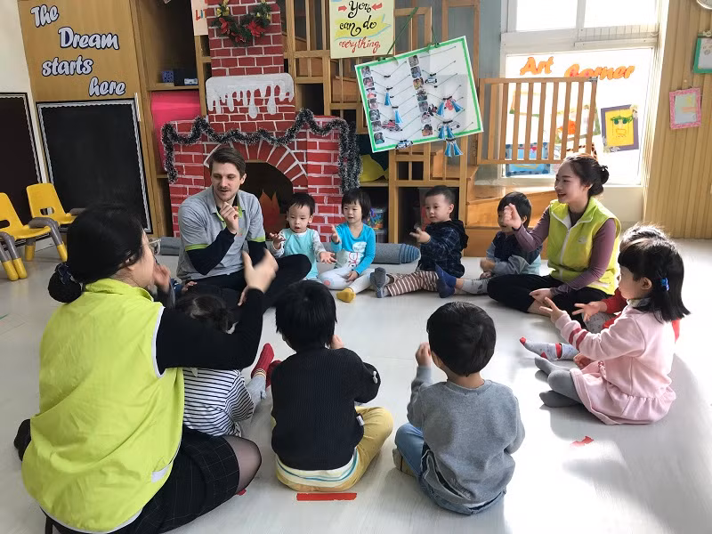 Giáo viên người bản ngữ giúp trẻ làm quen tiếng Anh tại Trường MN Eduplay Hà Nội.