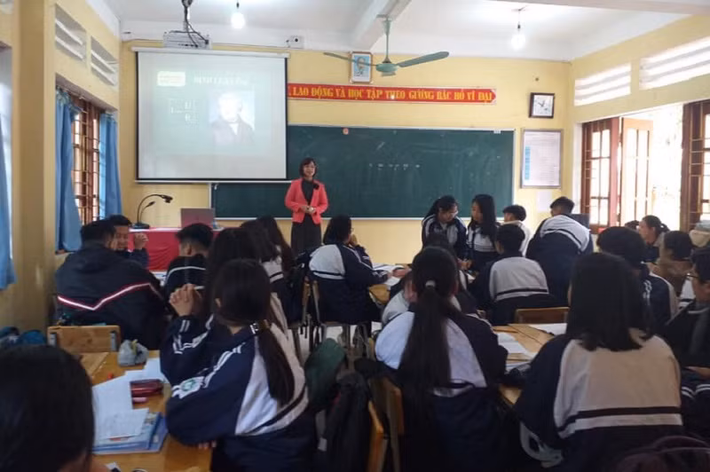 GV và HS Trường THPT số 2 Bảo Thắng (Bảo Thắng - Lào Cai). Ảnh: Trường CC