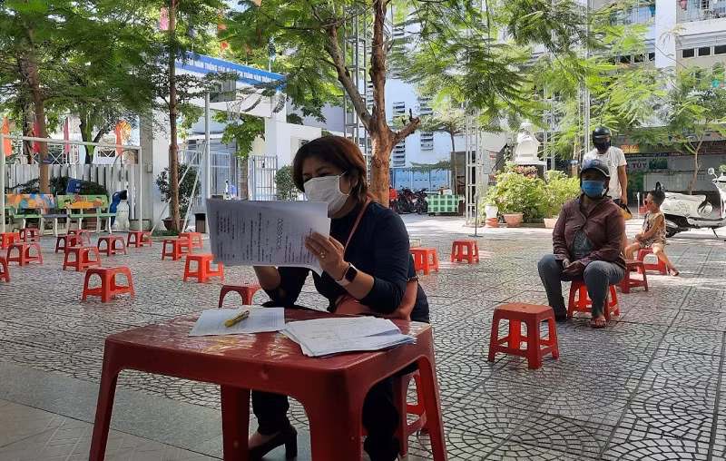 Phụ huynh Trường Tiểu học Lê Lai (quận Hải Châu, TP Đà Nẵng) đến trường nhận bài kiểm tra cuối học kỳ II năm học 2020 – 2021 về nhà cho học sinh làm. 