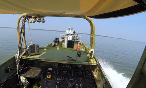 Các thiết bị tự hoạt, cần lái tự động gạt lên xuống.