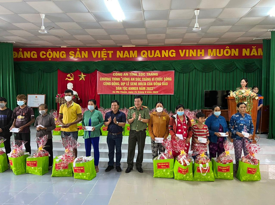 Tặng quà cho đồng bào dân tộc Khmer hoàn cảnh khó khăn. Tặng quà cho đồng bào dân tộc Khmer hoàn cảnh khó khăn.