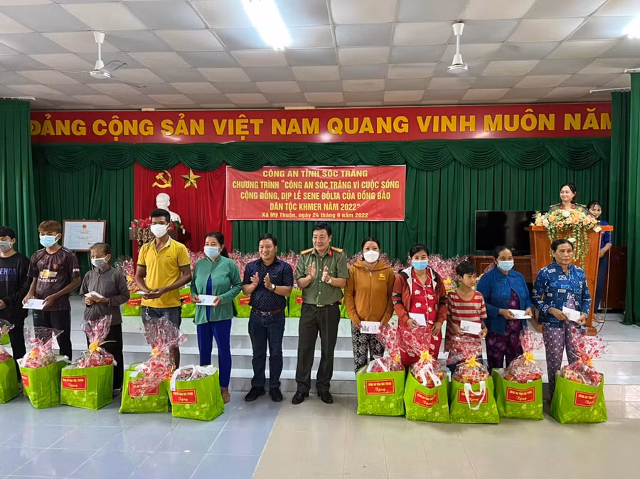 Tặng quà cho đồng bào dân tộc Khmer hoàn cảnh khó khăn.