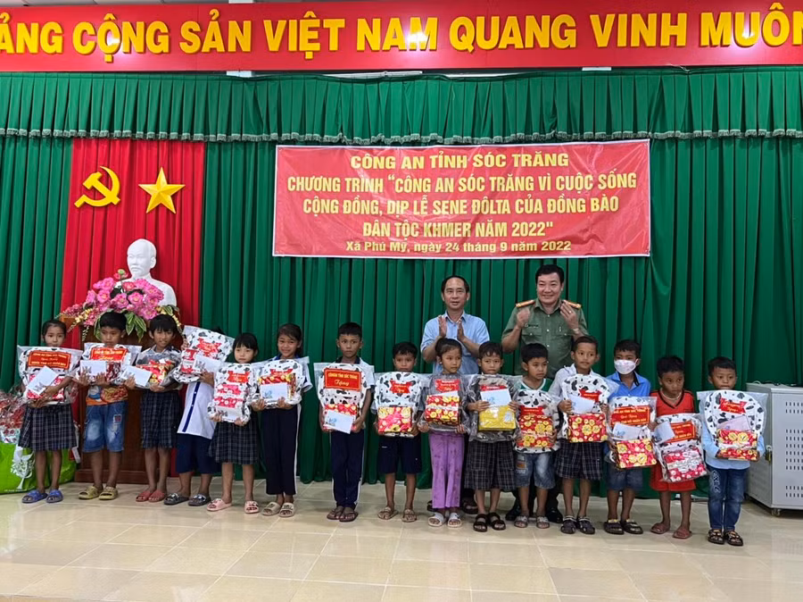 Đại tá Lâm Thành Sol, Giám đốc công an tỉnh Sóc Trăng tặng quà cho học sinh.