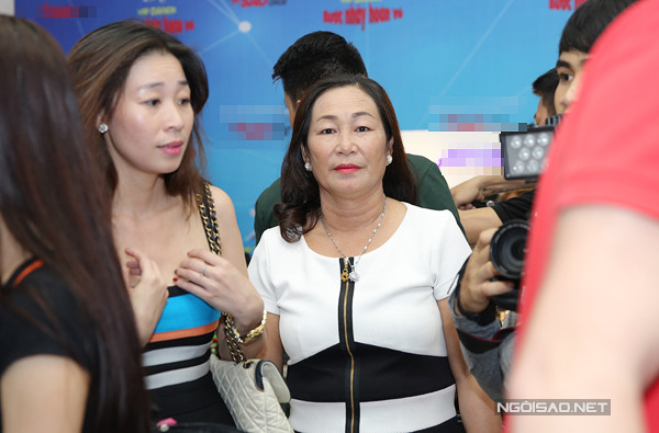 Jennifer Phạm và ông xã hôn nhau ở hậu trường ảnh 6 Jennifer Phạm và ông xã hôn nhau ở hậu trường ảnh 6
