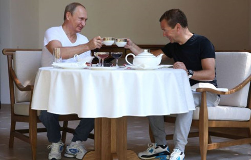 Ông Putin và Medvedev - Ai có thu nhập cao hơn?