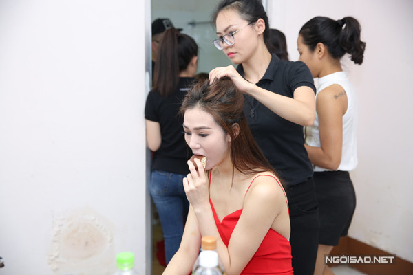 Jennifer Phạm và ông xã hôn nhau ở hậu trường ảnh 4 Jennifer Phạm và ông xã hôn nhau ở hậu trường ảnh 4