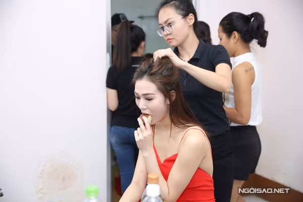 Jennifer Phạm và ông xã hôn nhau ở hậu trường ảnh 4
