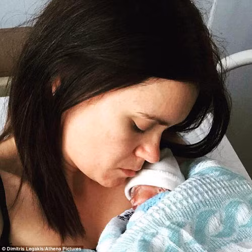 Nghẹn lòng những hình ảnh bố mẹ chụp cùng con đã chết