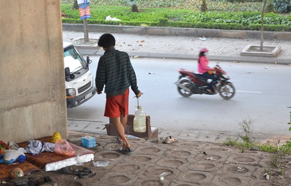 Hình ảnh thê thảm của 2 người đàn ông vô gia cư dưới gầm cầu Vĩnh Tuy ảnh 9 Hình ảnh thê thảm của 2 người đàn ông vô gia cư dưới gầm cầu Vĩnh Tuy ảnh 9