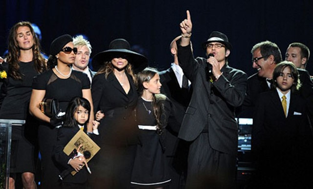 Con gái duy nhất của Michael Jackson giờ ra sao? ảnh 5 ...lần đầu tiên Paris Jackson và hai người anh em xuất hiện trước công chúng là tại đám tang của cha đẻ năm 2009.