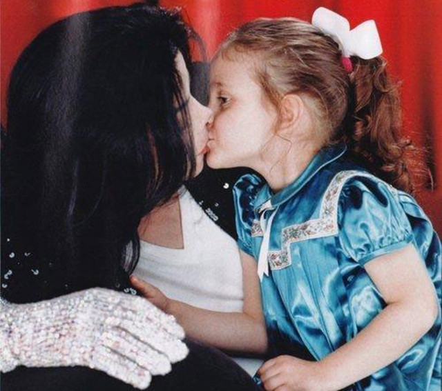 Con gái duy nhất của Michael Jackson giờ ra sao? ảnh 3 Paris là cô công chúa nhỏ của Michael Jackson.