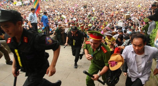 “Giải cứu trẻ con” ở Đền Hùng và ảo tưởng nhất thế giới