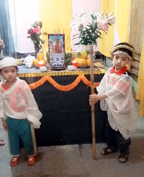 Bố mất nằm chờ trên ghế, 2 con nhỏ 3-5 tuổi đi xin tiền mua quan tài - Ảnh 1