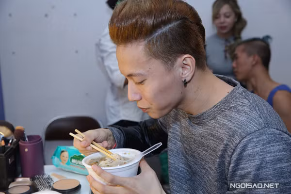 Jennifer Phạm và ông xã hôn nhau ở hậu trường ảnh 3