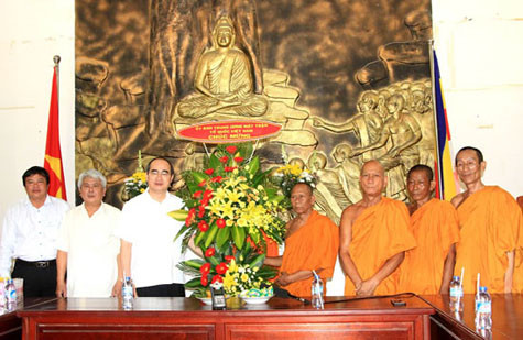 Chủ tịch Ủy ban Trung ương MTTQ Việt Nam Nguyễn Thiện Nhân đến thăm Hội Đoàn kết sư sãi yêu nước tỉnh Trà Vinh. Ảnh: VGP/Thành Trung