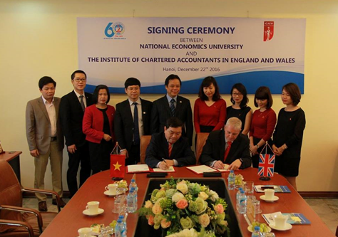 Ông Mark Billington, Giám đốc ICAEW khu vực Đông Nam Á và GS.TS. Trần Thọ Đạt, Hiệu trưởng Đại học Kinh tế Quốc dân ký Bản ghi nhớ hợp tác giữa ICAEW và Đại học Kinh tế Quốc dân