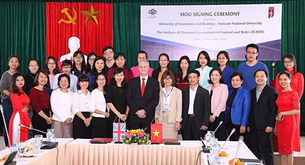 Các đại diện từ ICAEW Việt Nam và Trường Đại Học Kinh Tế, ĐHQG HN tại Lễ ký kết Biên bản Hợp tác giữa ICAEW Việt Nam và Đại học Kinh Tế thuộc ĐHQG HN
