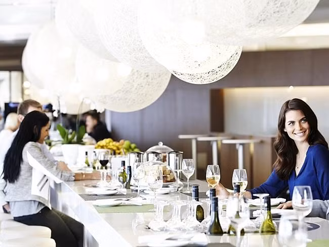 Bí mật phòng chờ máy bay VIP như nhà hàng 5 sao ảnh 5