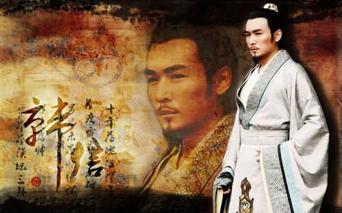 Sau khi cùng Lưu Bang đánh đông dẹp tây, lập bao chiến công lừng lẫy, bình định thiên hạ thì ông qua đời. Điều bất hạnh là không chết vì tuổi già hay bệnh tật mà chết trong tay một mụ đàn bà tên Lã Trĩ hoàng hậu đương triều. Điều đau đớn hơn chính Lưu Bang lại ngầm ưng thuận cho vợ mình làm điều vong ân bội nghĩa đó. Con người sống với nhau là nhờ chữ “tình nghĩa”, nhưng khi địa vị và danh thế tăng lên thì tình nghĩa vô tình càng trở nên mong manh. Đã từng nhau đồng cam cộng khổ, nằm gai nếm mật, hoạn nạn có nhau mà giờ đây sao không thể cùng nhau hưởng phú quý?