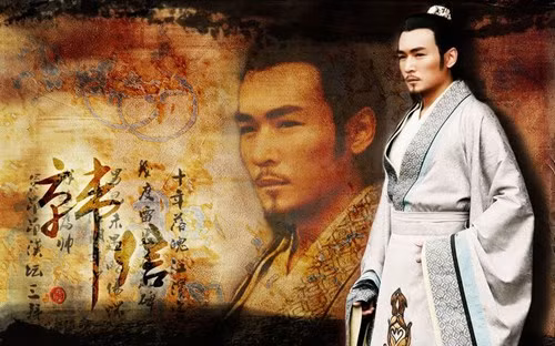 Sau khi cùng Lưu Bang đánh đông dẹp tây, lập bao chiến công lừng lẫy, bình định thiên hạ thì ông qua đời. Điều bất hạnh là không chết vì tuổi già hay bệnh tật mà chết trong tay một mụ đàn bà tên Lã Trĩ hoàng hậu đương triều. Điều đau đớn hơn chính Lưu Bang lại ngầm ưng thuận cho vợ mình làm điều vong ân bội nghĩa đó. Con người sống với nhau là nhờ chữ “tình nghĩa”, nhưng khi địa vị và danh thế tăng lên thì tình nghĩa vô tình càng trở nên mong manh. Đã từng nhau đồng cam cộng khổ, nằm gai nếm mật, hoạn nạn có nhau mà giờ đây sao không thể cùng nhau hưởng phú quý?