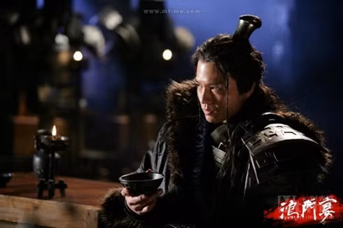 Trong lịch sử, hoàng đế Lưu Bang vốn là một kẻ vô lại ở Bái huyện, nhưng nhờ sự trợ giúp của rất nhiều anh em, ông ta đã thống nhất được thiên hạ, đăng cơ đại bảo. Người có công rất lớn chính là công thần Hàn Tín. Vào thời đó người ta còn xưng Hàn Tín là “quốc sĩ vô song”, "công cao vô nhị, lượt bất thế xuất”, “vương hầu tướng tương” nhưng cũng chính vì uy danh lừng lẫy của mình mà Hàn Tín đã phải nhận kết cục vô cùng bi thảm. Ảnh: Tạo hình nhân vật Hàn Tín trên phim ảnh.