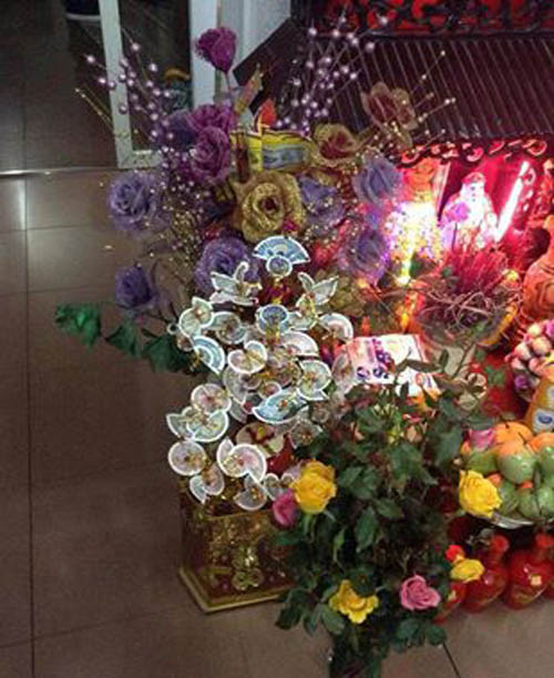 Cây tiền thật được dùng để trang trí trên bàn thờ tổ tiên trong ngày tết Nguyên Đán.