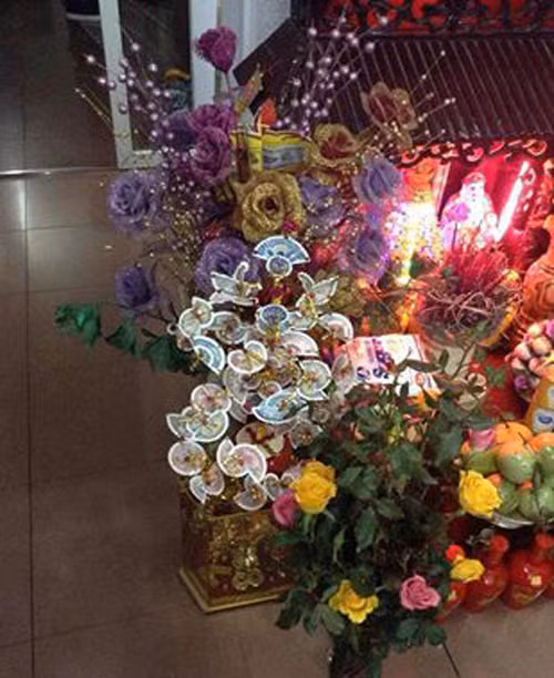 Cây tiền thật được dùng để trang trí trên bàn thờ tổ tiên trong ngày tết Nguyên Đán.