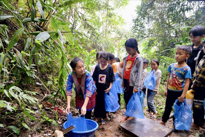 Các em học sinh tại Sìn Hồ tận dụng tất cả những gì có thể đựng được nước. Ảnh: Phòng GD&amp;ĐT Sìn Hồ