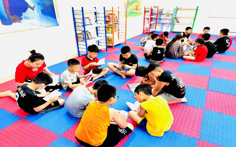 Học sinh đọc sách trong thư viện tại Trường Tiểu học Khám Lạng. Ảnh: NTCC