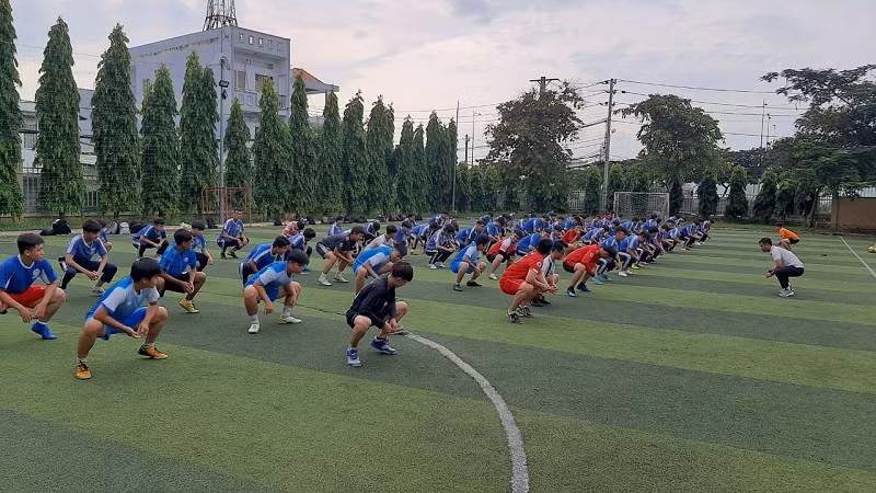 Giờ học bóng đá của học sinh THPT Ngô Gia Tự. Ảnh: NVCC