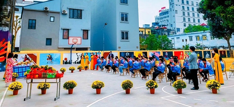 Sân sức khỏe còn là nơi tổ chức các hoạt động ngoại khóa, giáo dục kỹ năng cho học sinh trong trường. Sân sức khỏe còn là nơi tổ chức các hoạt động ngoại khóa, giáo dục kỹ năng cho học sinh trong trường.