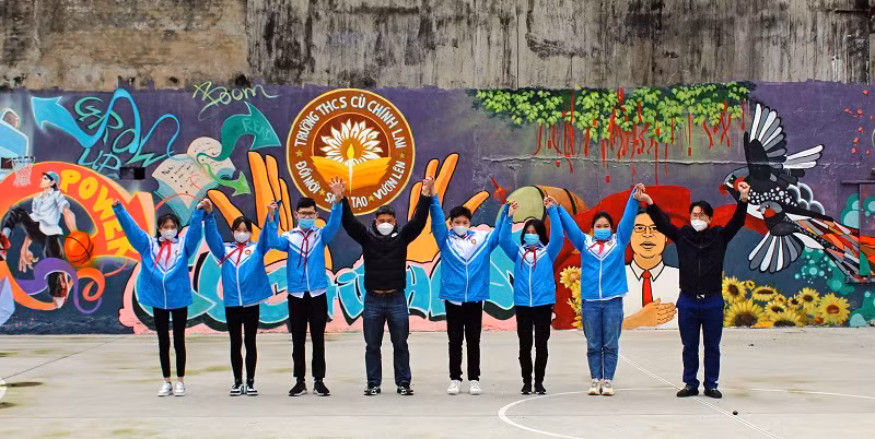 Thầy Minh Anh (bìa phải) cùng thầy giáo môn Giáo dục thể chất và học sinh tại sân sức khỏe.