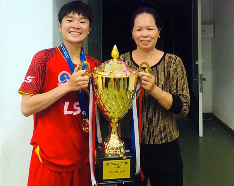 Tiền đạo Nguyễn Thị Tuyết Ngân và mẹ.