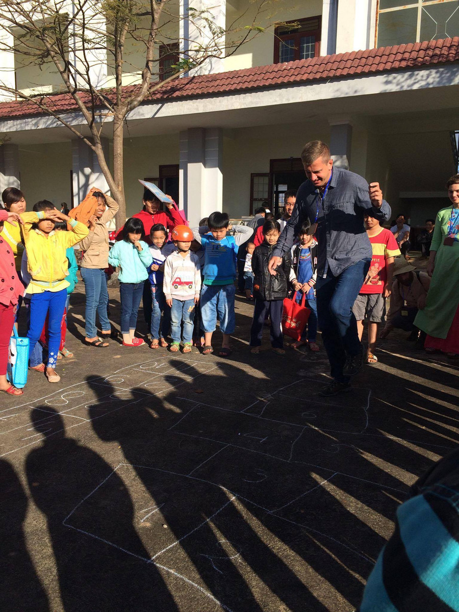 Học trò làng Hama cùng các tình nguyện viên người nước ngoài dạy tiếng Anh miễn phí cho học sinh địa phương Học trò làng Hama cùng các tình nguyện viên người nước ngoài dạy tiếng Anh miễn phí cho học sinh địa phương