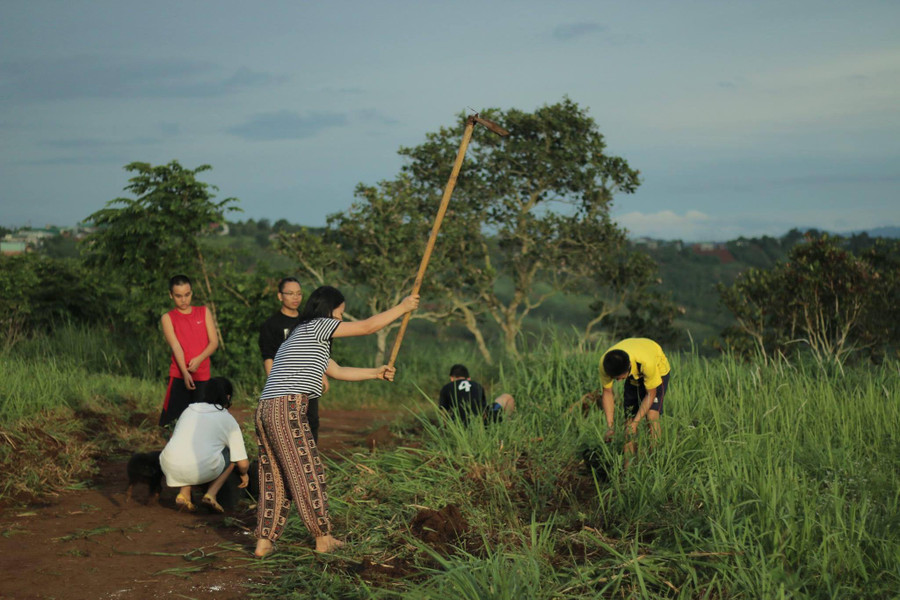 Học trò làng Hama làm vườn sau giờ học Học trò làng Hama làm vườn sau giờ học