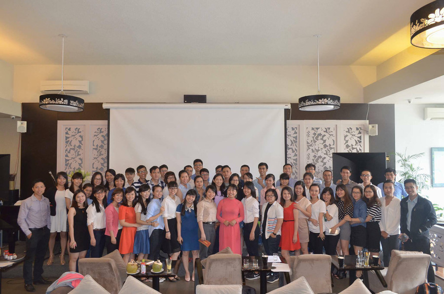 Đào Thị Hằng (áo dài hồng ở giữa) và các học trò trong một buổi tốt nghiệp khóa 10 tổ chức tại TP HCM Đào Thị Hằng (áo dài hồng ở giữa) và các học trò trong một buổi tốt nghiệp khóa 10 tổ chức tại TP HCM