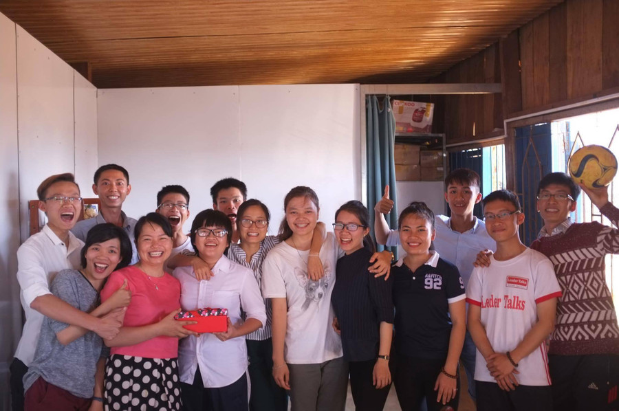 Đào Thị Hằng (áo hồng) chia tay học trò sang Mỹ du học Đào Thị Hằng (áo hồng) chia tay học trò sang Mỹ du học