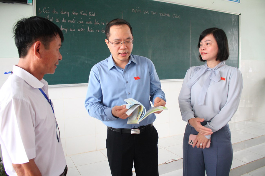 Đồng chí Đinh Công Sỹ - Phó Chủ nhiệm Ủy ban Văn hóa, Giáo dục của Quốc hội cùng đoàn giám sát trao đổi với giáo viên Trường THCS Vĩnh Hiệp. Đồng chí Đinh Công Sỹ - Phó Chủ nhiệm Ủy ban Văn hóa, Giáo dục của Quốc hội cùng đoàn giám sát trao đổi với giáo viên Trường THCS Vĩnh Hiệp.