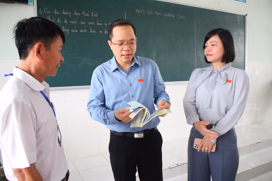 Đồng chí Đinh Công Sỹ - Phó Chủ nhiệm Ủy ban Văn hóa, Giáo dục của Quốc hội cùng đoàn giám sát trao đổi với giáo viên Trường THCS Vĩnh Hiệp.