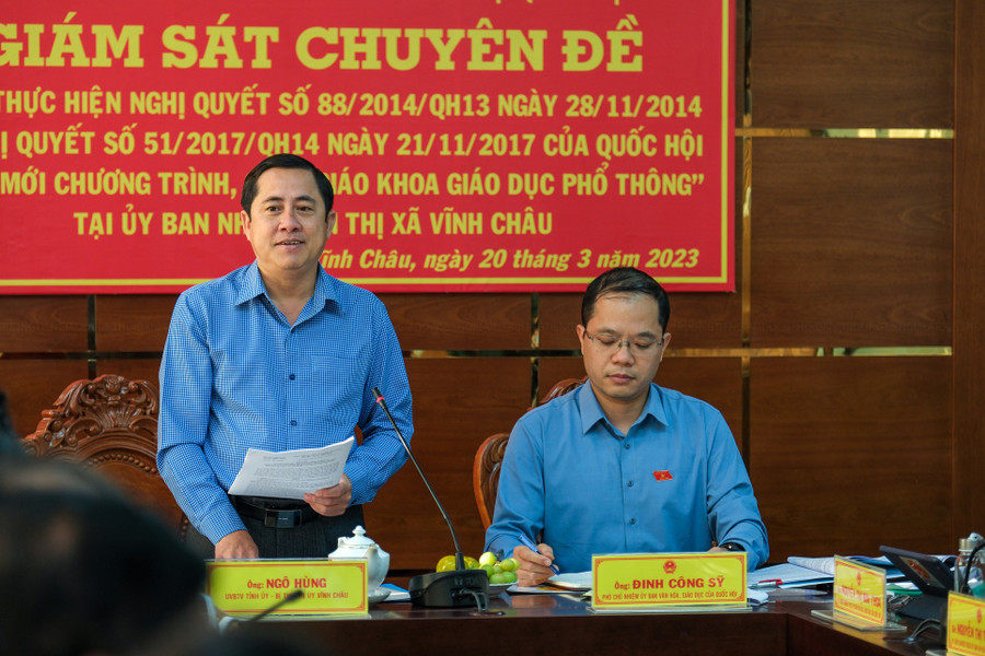 Ông Ngô Hùng, Bí thư Thị xã Vĩnh Châu kiến nghị với đoàn công tác. Ông Ngô Hùng, Bí thư Thị xã Vĩnh Châu kiến nghị với đoàn công tác.