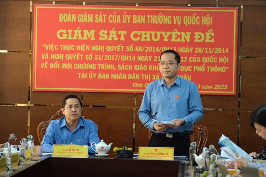 Đồng chí Đinh Công Sỹ - Phó Chủ nhiệm Ủy ban Văn hóa, Giáo dục của Quốc hội phát biểu tại buổi làm việc.