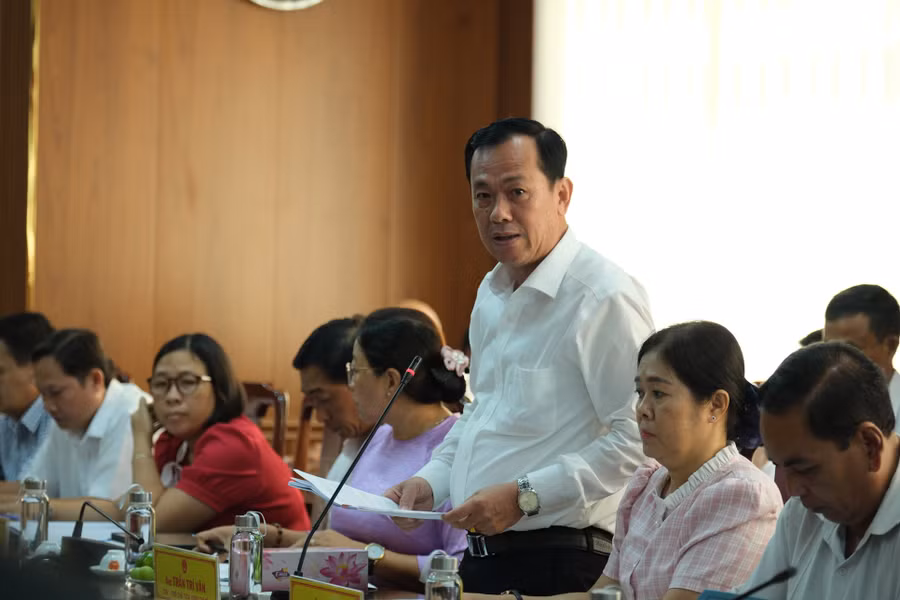 Ông Trần Trí Vân, Phó Chủ tịch UBND thị xã Vĩnh Châu phát biểu tại buổi làm việc.
