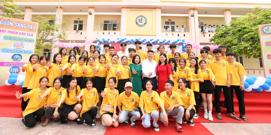 Thầy cô Trường THPT Nghi Lộc 2 tham gia sinh hoạt với các câu lạc bộ. Ảnh: NTCC Thầy cô Trường THPT Nghi Lộc 2 tham gia sinh hoạt với các câu lạc bộ. Ảnh: NTCC