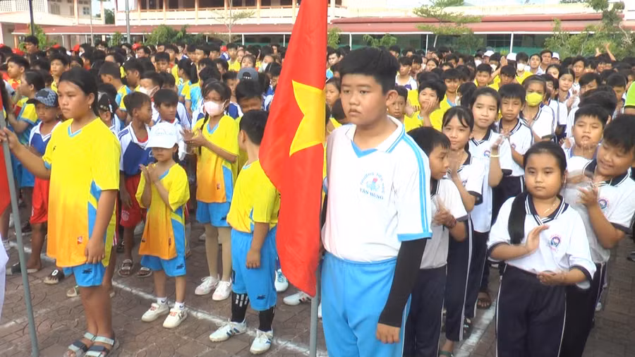 Học sinh cấp tiểu học (Đầm Dơi, Cà Mau) tham dự Hội khỏe Phù Đổng cấp huyện. Ảnh: Quách Mến