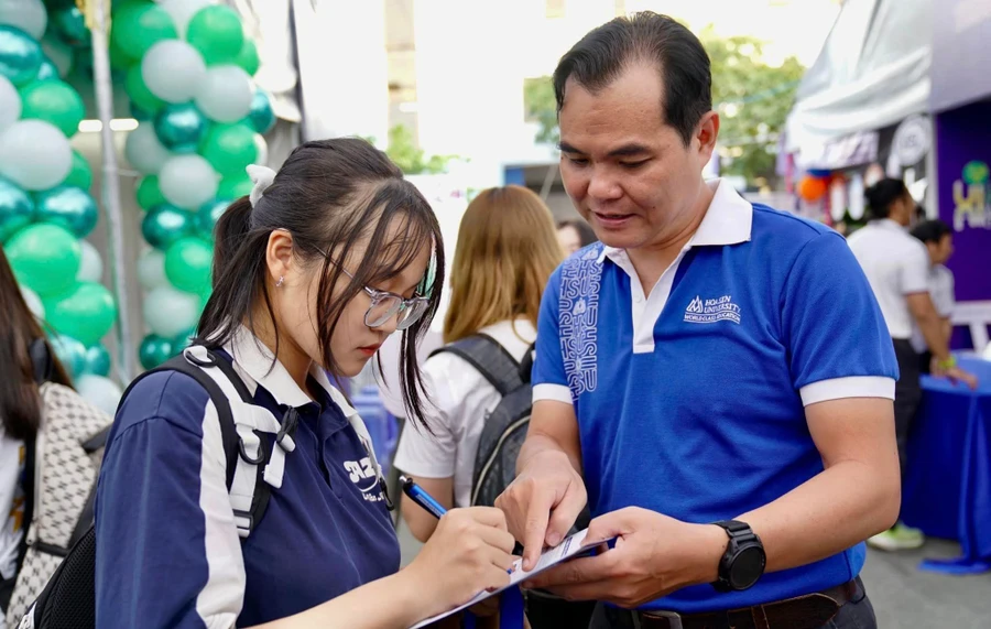 Học sinh tham gia ngày hội tuyển sinh tại Trường Đại học Bách khoa (Đại học Quốc gia TPHCM), tháng 3/2024. Ảnh: HSU