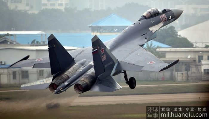 Su-35 Nga nhào lộn tuyệt đẹp trên bầu trời Trung Quốc