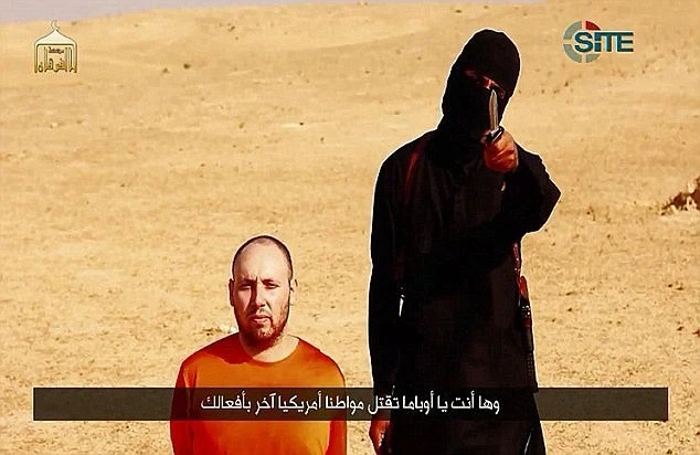 Jihad John xuất hiện trong đoạn video cắt đầu nhà báo Steven Sotloft. Nguồn: DM