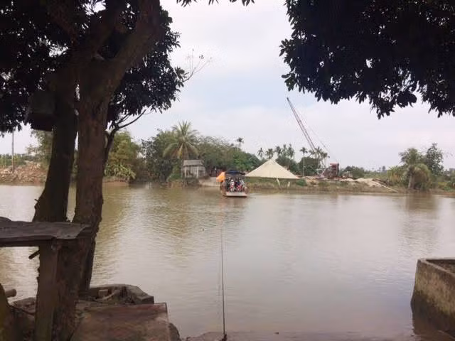 Thật thú vị khi được tận hưởng không khí làng quê thơ mộng và thanh bình trên chuyến phá không động cơ, không nhiên liệu