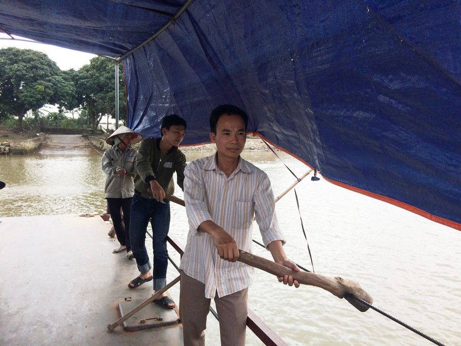 Thường mỗi phà có khoảng 3 người làm nhiệm vụ giúp phà di chuyển bằng tay Thường mỗi phà có khoảng 3 người làm nhiệm vụ giúp phà di chuyển bằng tay
